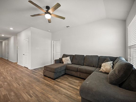5th image of 909 Avagail Ave