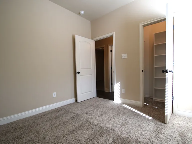 3217-3219 Karen St — Photo 15