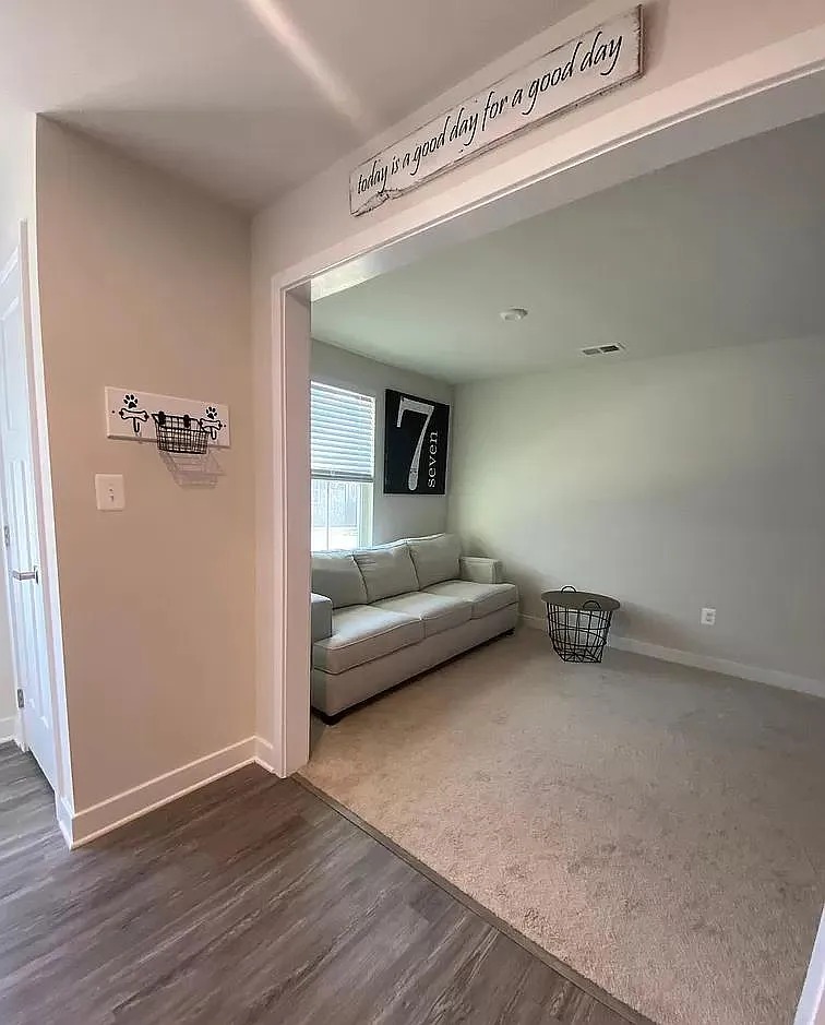 3 bed, 2136 sqft, $3,200 — Photo 3