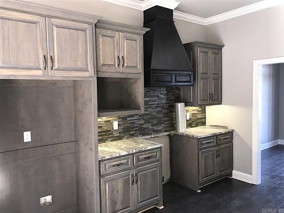 5th image of 713 Valley Court Dr