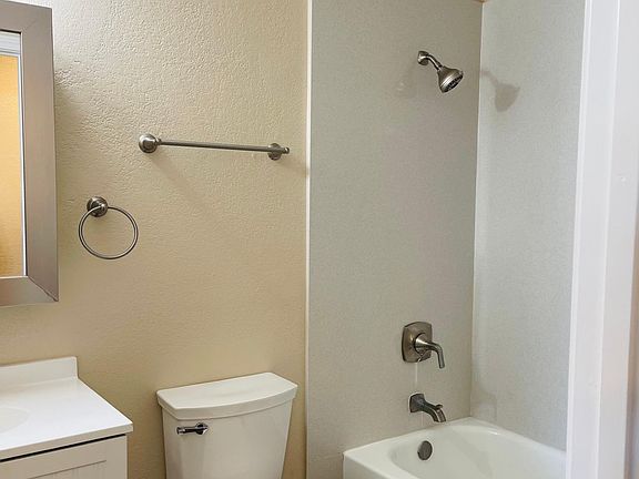 4th image of 105 Wilbur Ave #1