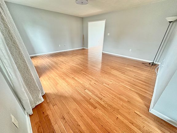 3rd image of 185 Wistaria Dr