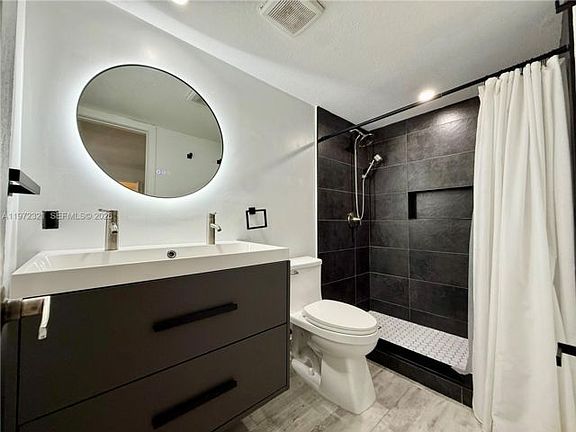3rd image of 10231 Fontainebleau Blvd