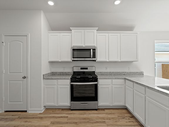 The kitchen comes with a full suite of energy-efficient appliances!