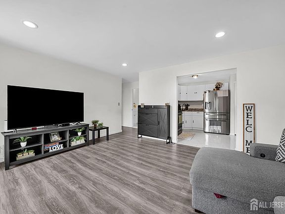 3rd image of 19 Pembrook Ave