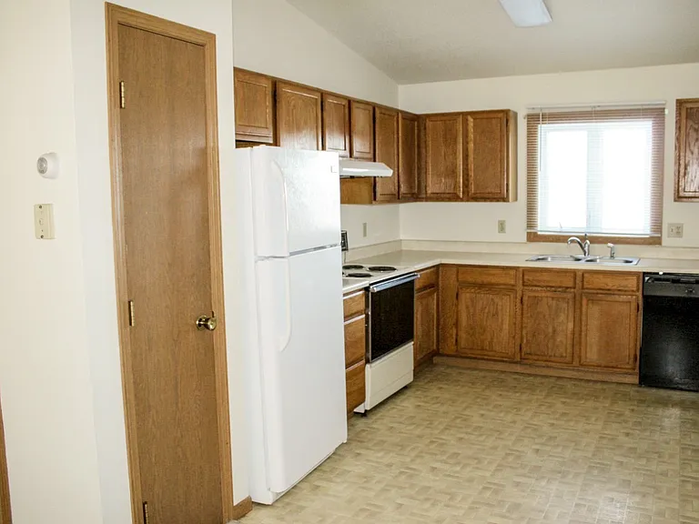 Williamsburg Apartments - Attached Double Garage! — Photo 7