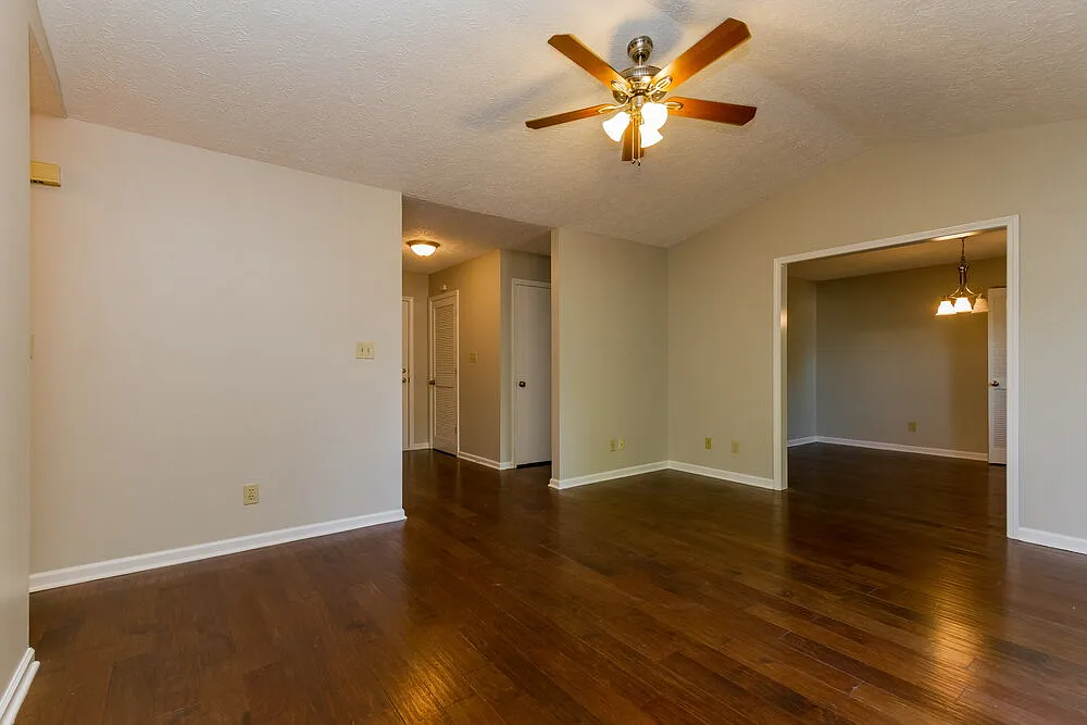 3 bed, 2.0 bath, 1294 sqft, $1,855 — Photo 4