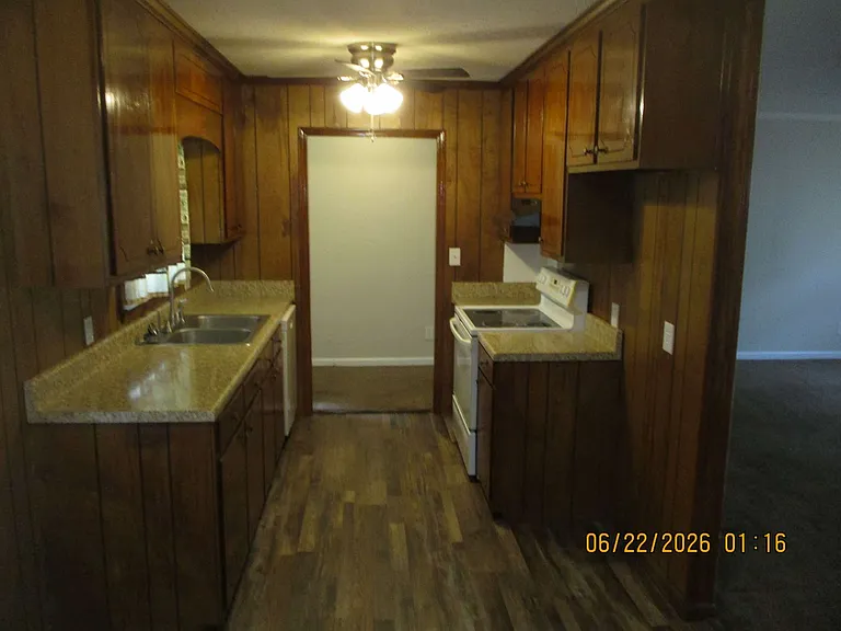 1108 Duke Ln — Photo 3