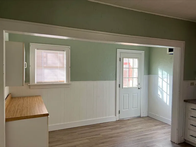 327 N Austin Ave — Photo 4
