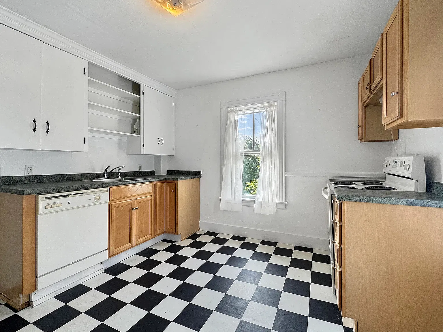 2 bed, 750 sqft, $1,995 — Photo 3