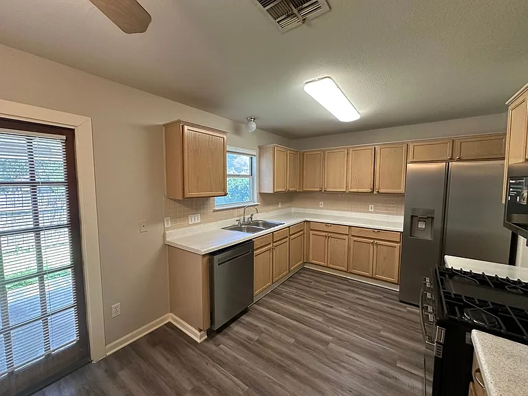 1917 White Oak Cir — Photo 9