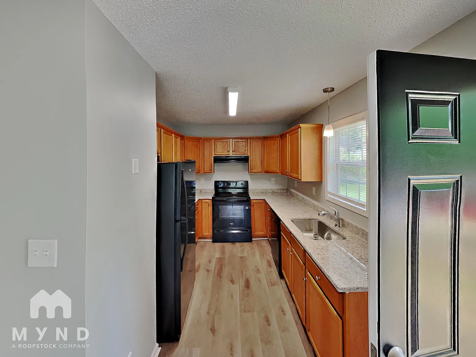 3 bed, 2.0 bath, 1025 sqft, $1,555 — Photo 3