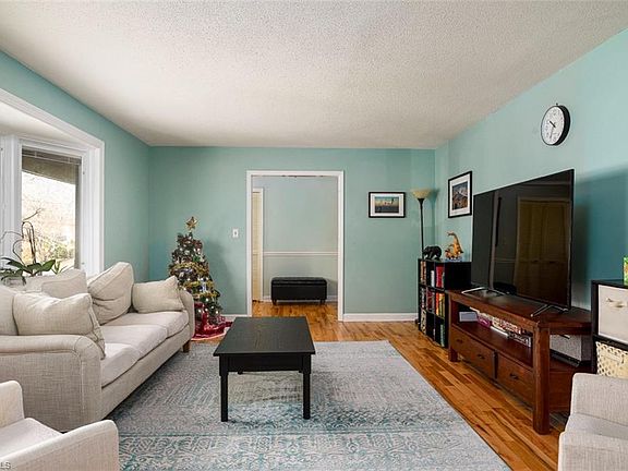 5th image of 652 Valleybrook Ln