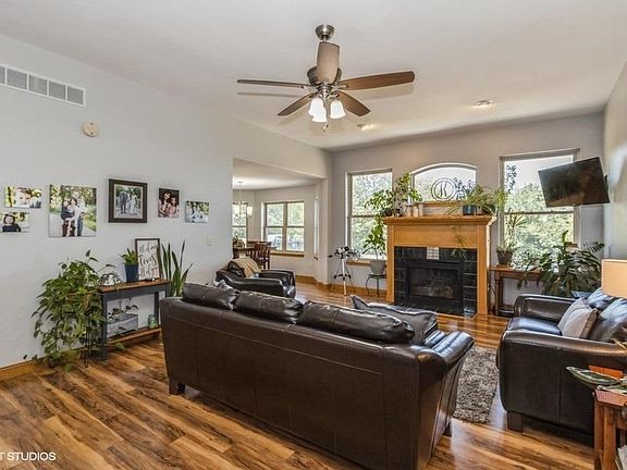 3rd image of 2616 Vine Ave