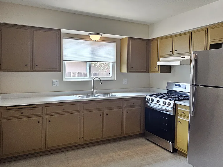 744 Foxglove St — Photo 12