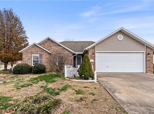 900 Churchill Ct, Gentry, AR 72734