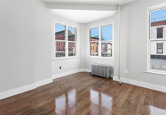 3rd image of 616 Halsey St APT 1L