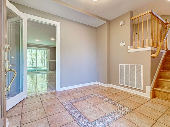 LARGE ENTRY FOYER