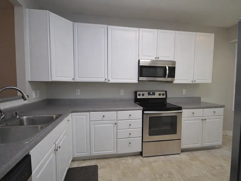 3319 Philmont Dr — Photo 3