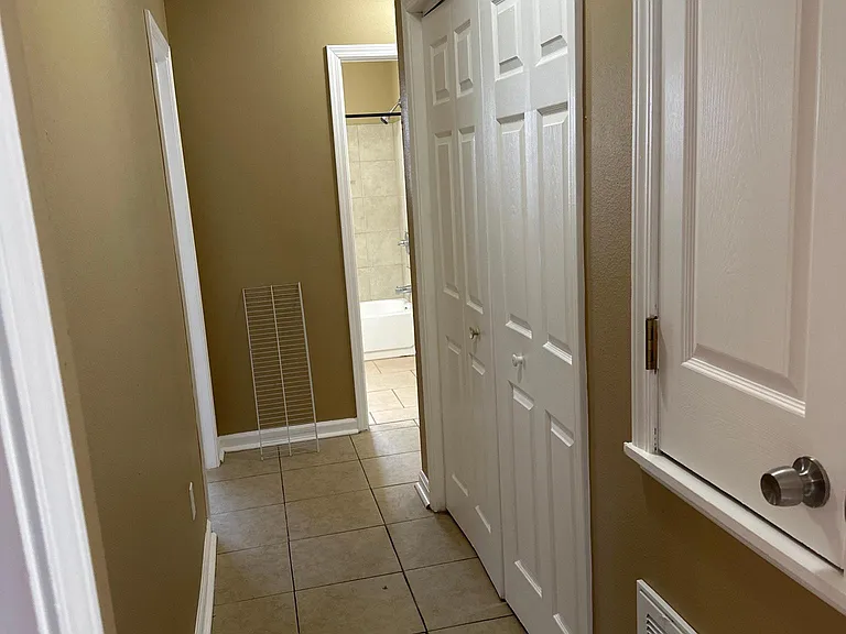 412 E Liberaux St — Photo 2