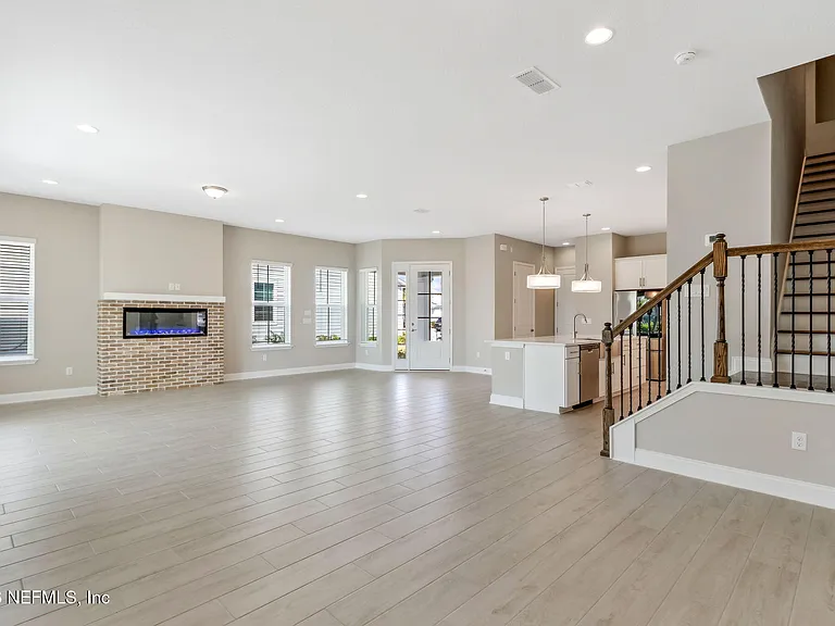 571 Marquesa Cir — Photo 10