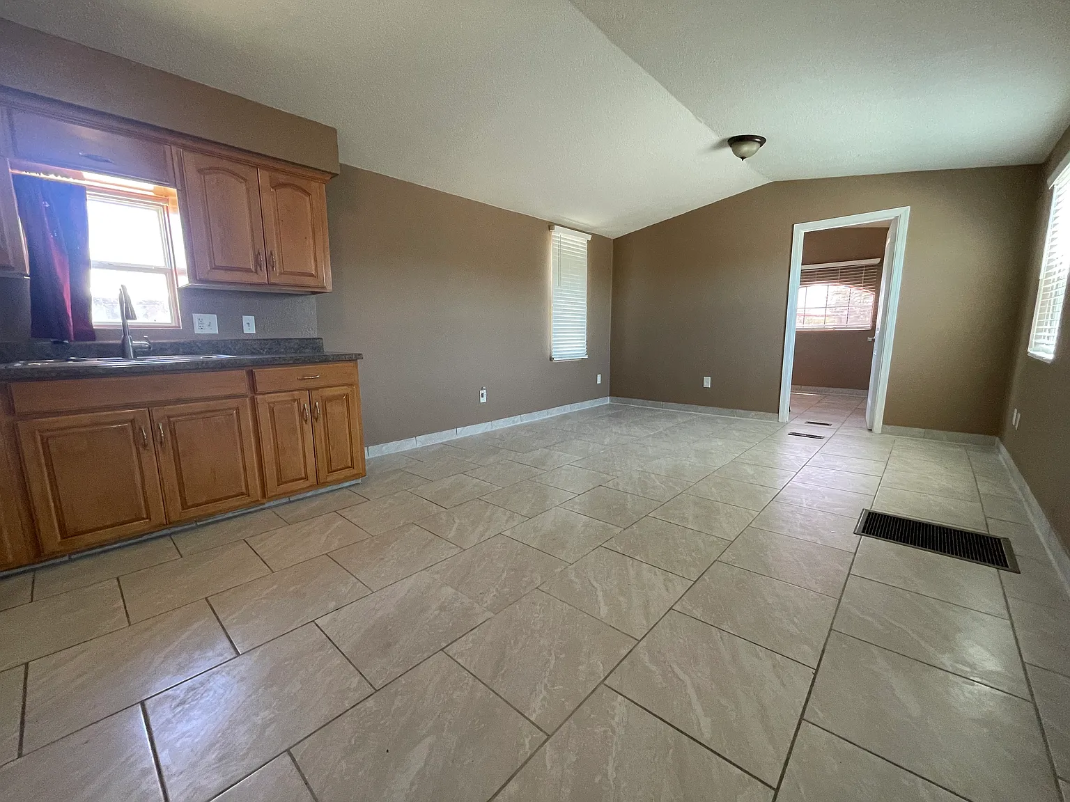 2 bed, 750 sqft, $875 — Photo 4