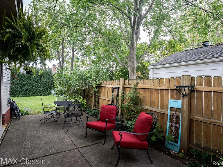 24323 Pinecrest St — Photo 25