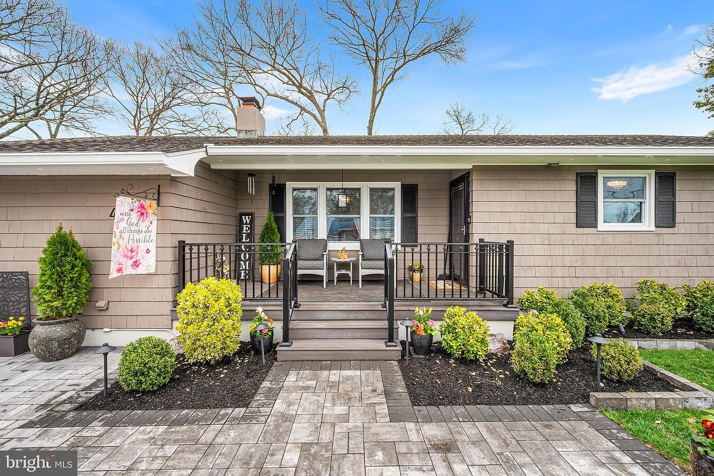 465 Commodore Dr photo 1