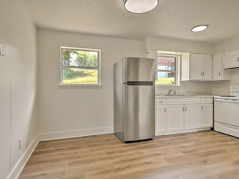 718 W G St — Photo 4