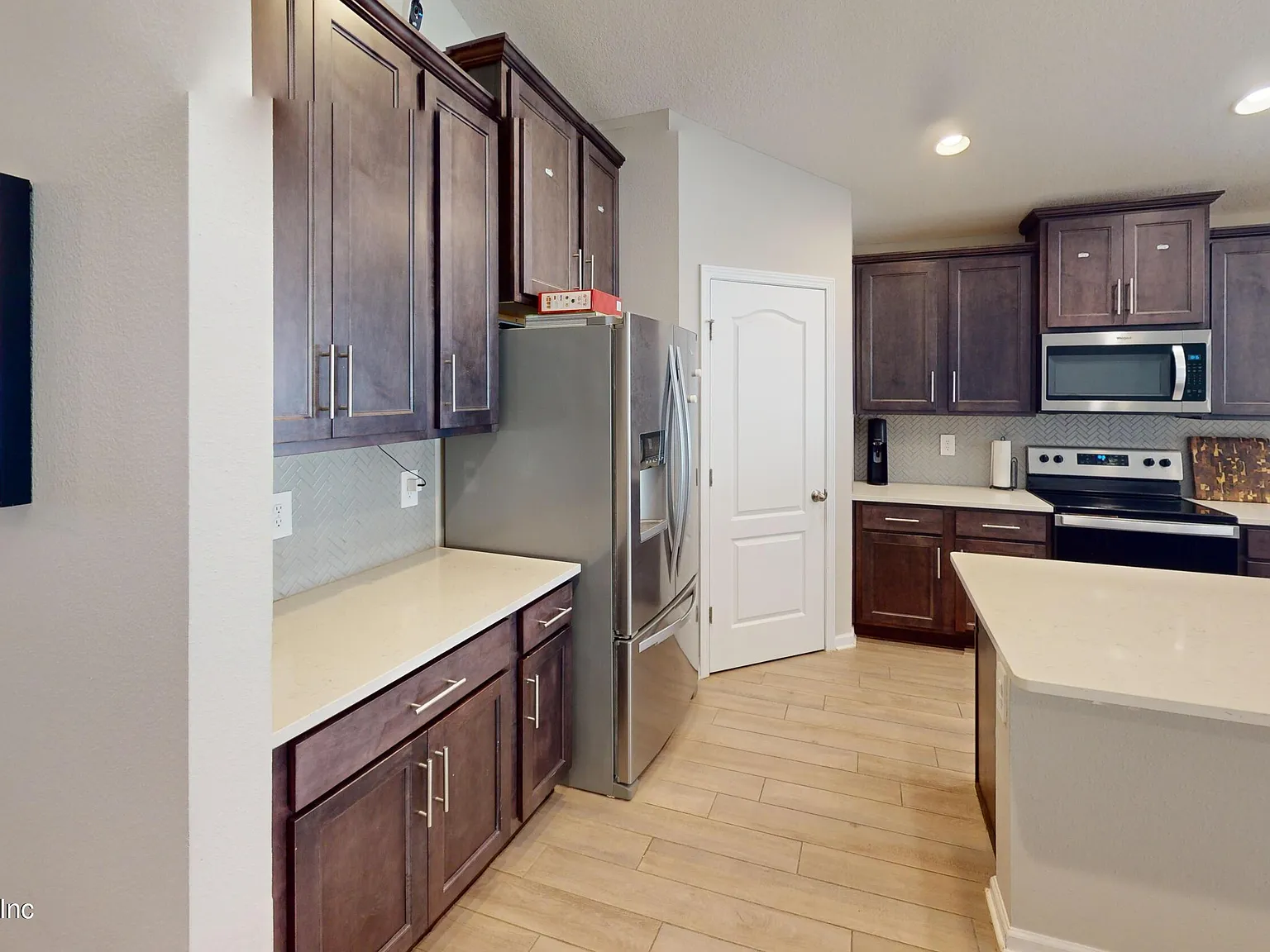 4 bed, 2.0 bath, 1960 sqft, $2,300 — Photo 2