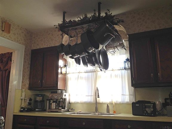 3rd image of 10 Swartson Ct
