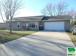 806 Park St, Alton, IA 51003