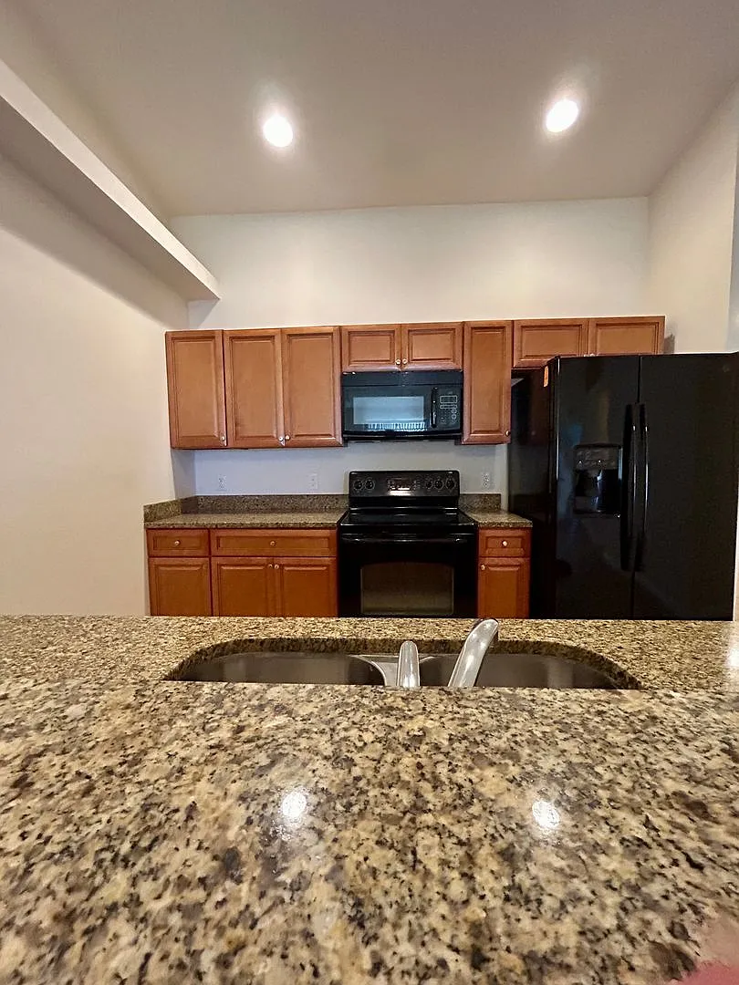 Excellent Three Bedroom-Two Bath -One Car Garage-Duplex — Photo 4