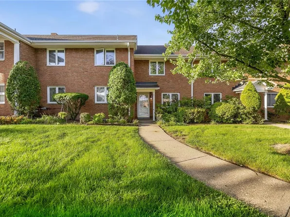 831 Alden Dr, Pittsburgh, PA 15220