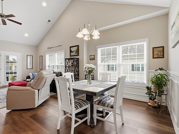 5th image of 647 Sunnyside Dr. #202