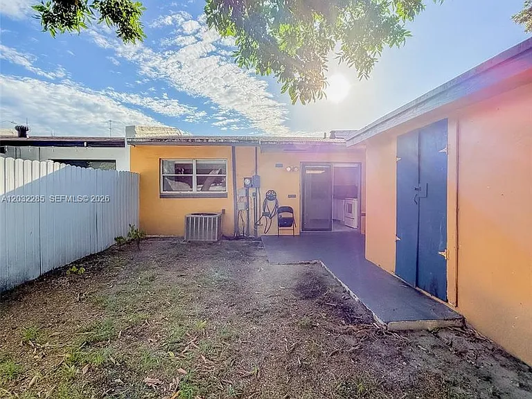3721 SW 54th Ave — Photo 16