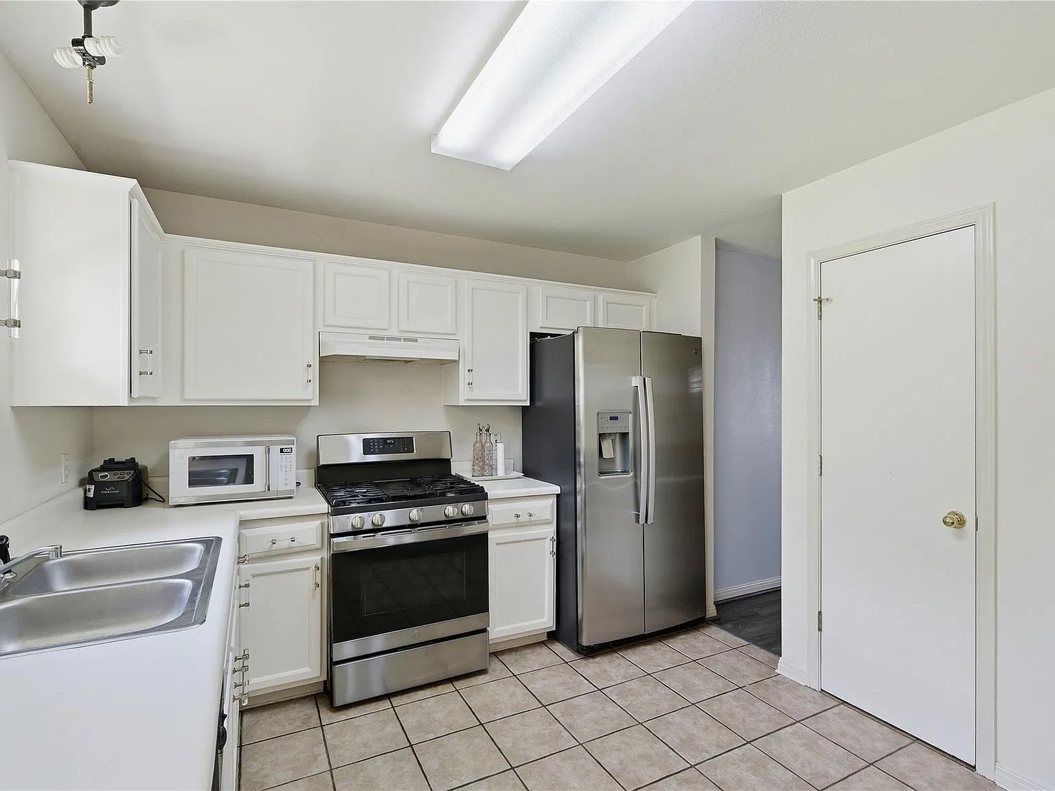 2 bed, 1.0 bath, 886 sqft, $1,780 — Photo 3