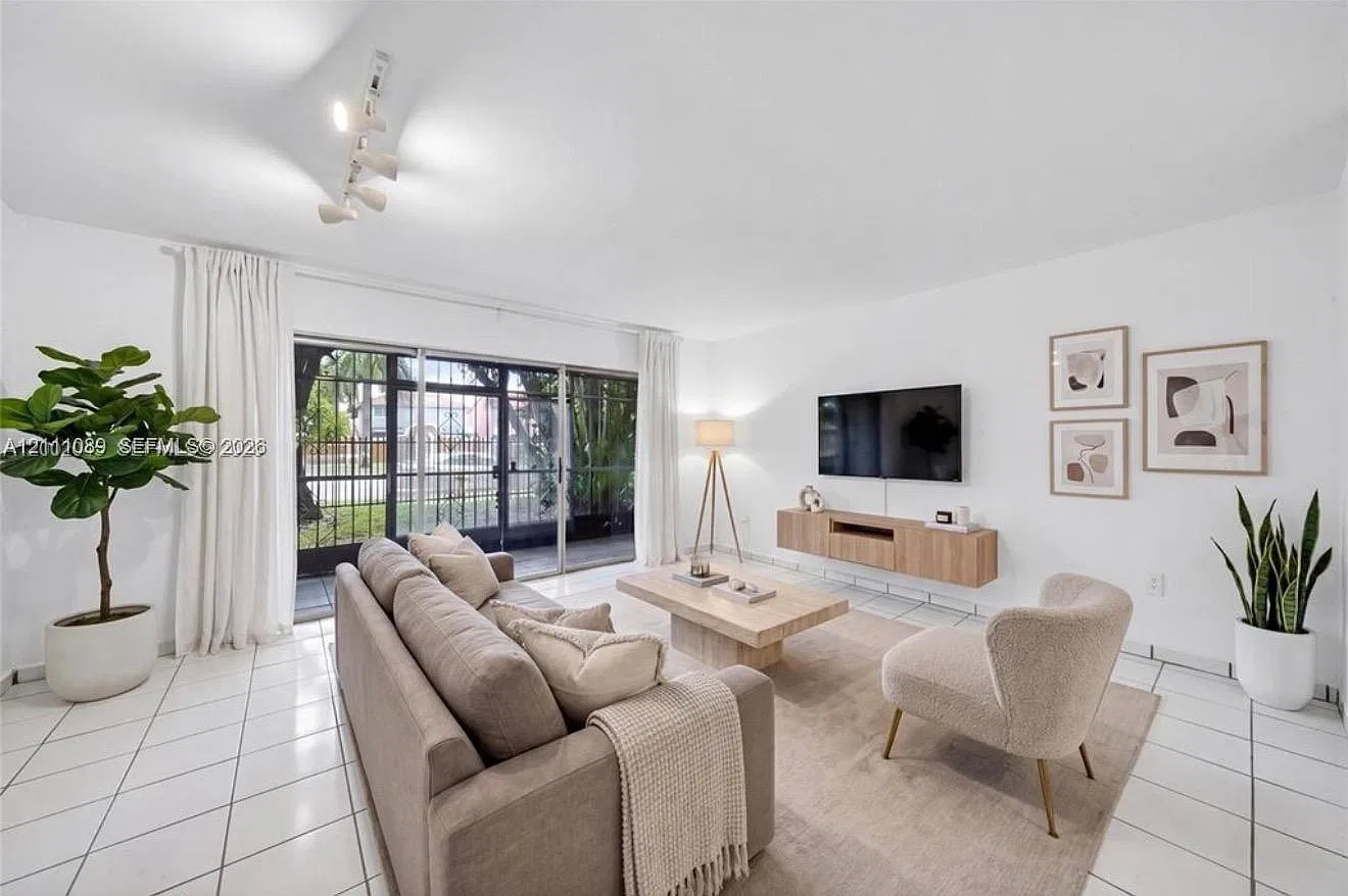 Park East Condo — Photo 1