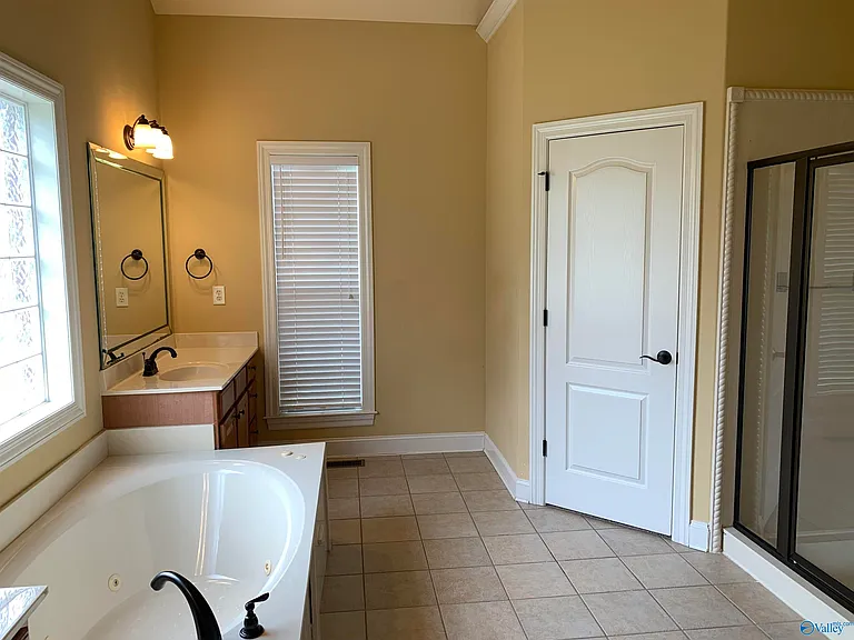 100 Mayfair Ct — Photo 18