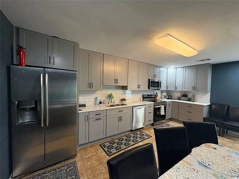 180 Village Green Ct #B — Photo 4