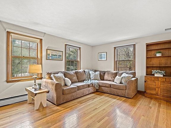 3rd image of 386 Sharpners Pond Rd