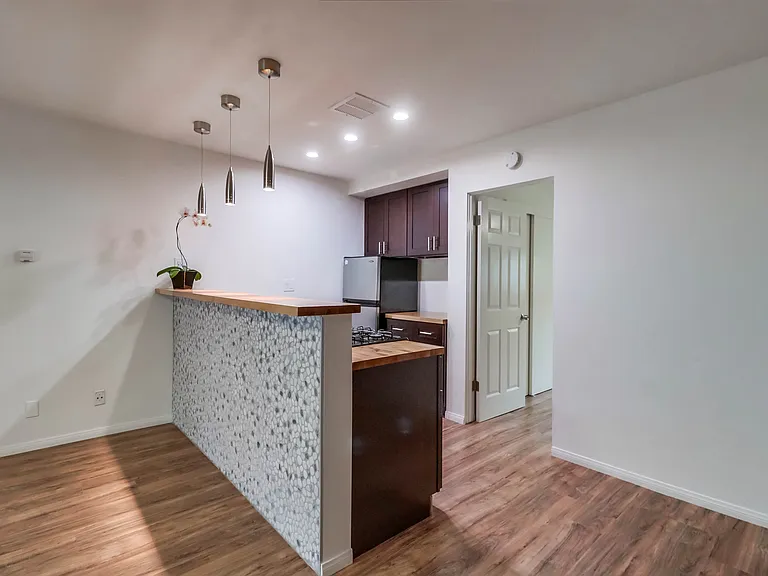 1024 Turquoise St #L — Photo 14
