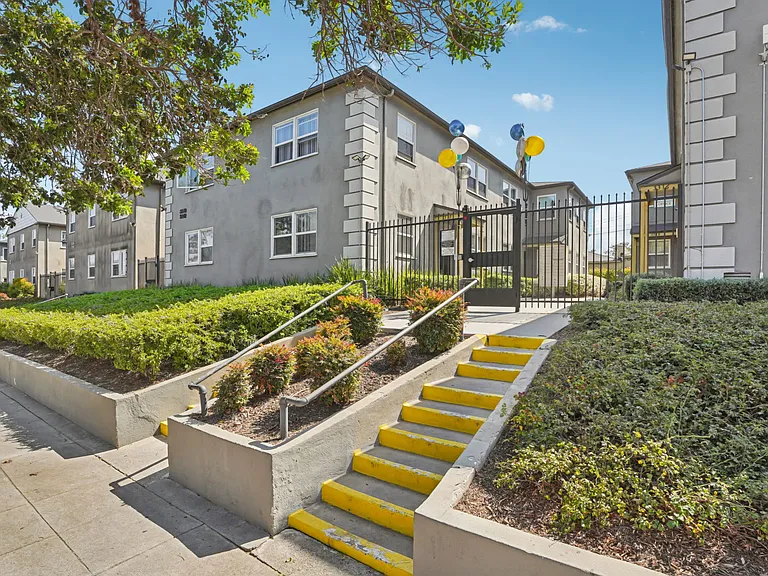 Crenshaw Terrace — Photo 14