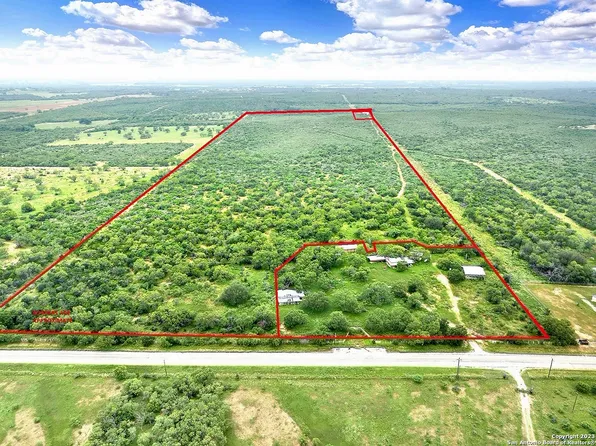 5022 FM 1343, Devine, TX 78016