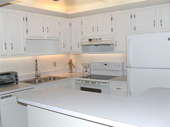 5th image of 79 Royal Oak Dr