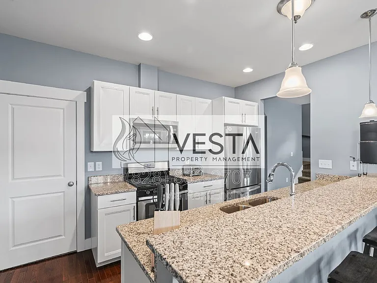 16 Hyde Park Pl — Photo 4