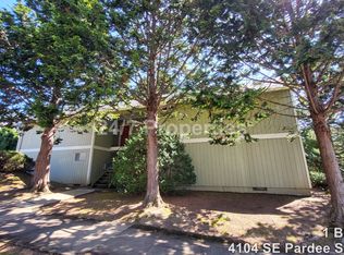 1 BD | 1 BA with Private Back Porch - SE PDX, Portland, OR 97202