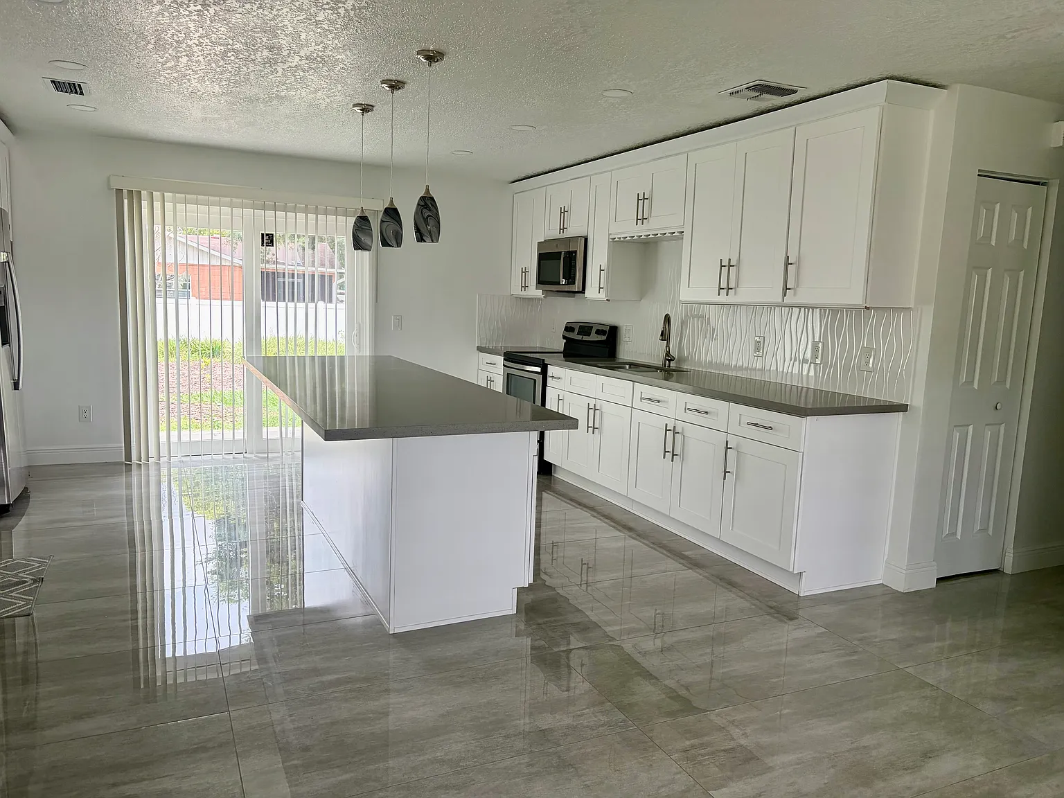 3 bed, 1100 sqft, $2,400 — Photo 2