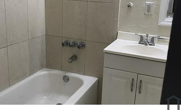 3rd image of 1736 Lauderdale Manor Dr