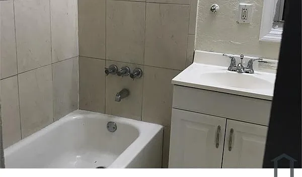 1736 Lauderdale Manor Dr — Photo 3